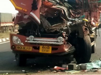 the crushing of the truck's cabin after hitting the vehicle in front; One died on the spot | समोरच्या वाहनास धडकल्याने ट्रकच्या केबिनचा चुराडा; एकाचा जागीच मृत्यू