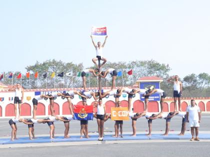 In the convocation ceremony in the Border Security Force, jawans' breathtaking exercises attracted attention | सीमा सुरक्षा दलाच्या दीक्षांत समारंभात जवानांच्या चित्तथरारक कसरतींनी वेधले लक्ष