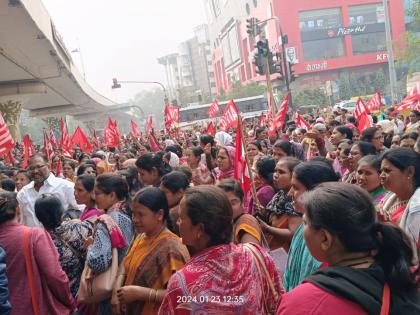 Hundreds of Anganwadi workers protested in jail | शेकडाे अंगणवाडी कर्मचाऱ्यांचे जेलभराे आंदाेलन