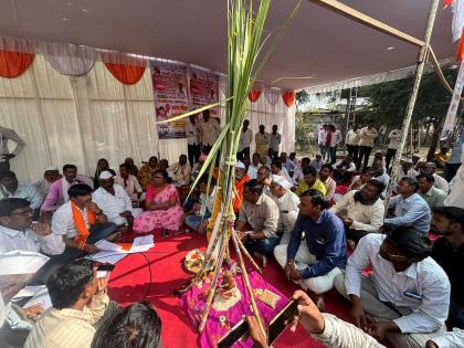 Jagran Gondhal in front of Tehsil for drought subsidy, crop insurance | दुष्काळी अनुदान, पीकविम्यासाठी तहसीलसमोर जागरण गाेंधळ