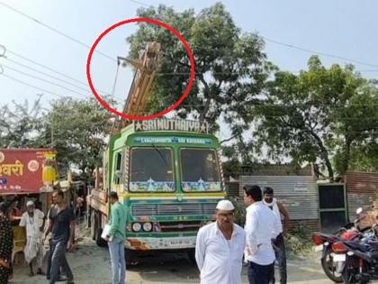 2 workers on Borewell machine died due to electric shock while lowering pipe in Parali | बोअरवेल मशीनचे पाइप विद्युत वाहिनीला अडकले, विजेच्या धक्क्याने २ कामगारांचा जागीच मृत्यू