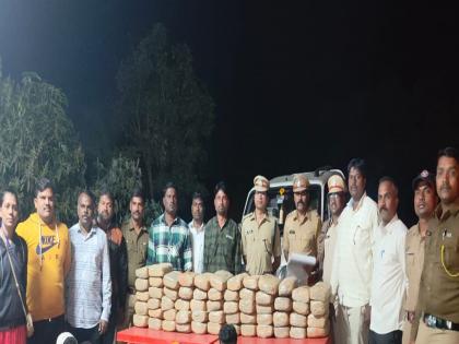 As many as 117 kg ganja seized on Ambajogai-Adas road; Five people in custody | अंबाजोगाई -आडस रस्त्यावर तब्बल ११७ किलो गांजा जप्त; पाच जण ताब्यात