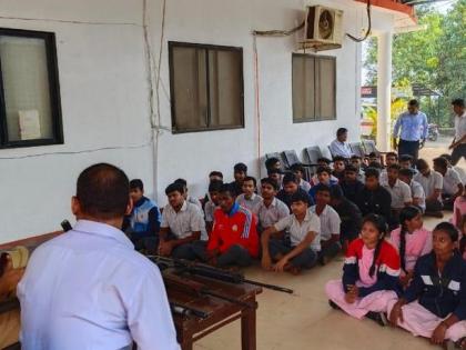 Police lessons to students of Pezzari High School | पेझारी हायस्कूलमधील विद्यार्थ्यांना पोलिसी धडे