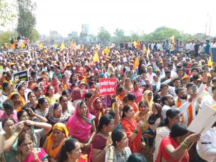 Janaakrosh march in Latur; The accused in the case of rape of a minor girl should be punished severely | लातुरात जनआक्रोश मोर्चा; अल्पवयीन मुलीवर अत्याचार प्रकरणातील आरोपीस कठोर शिक्षा करावी