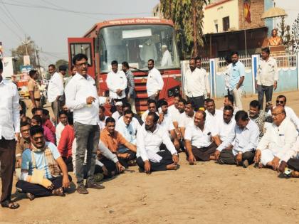 Citizens suffer due to slowness of road work and dust; Beed-Nagar national highway blocked by businessmen-hotel professionals! | रस्ता कामाची संथगती अन् धुळीने नागरिक त्रस्त; व्यापारी-हाॅटेल व्यावसायिकांनी रोखला महामार्ग!