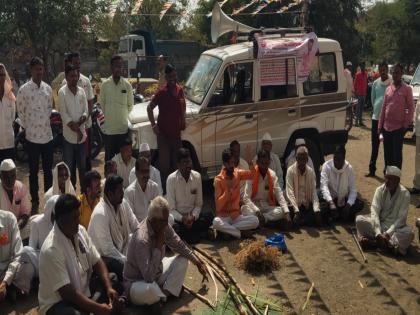 Protest of farmers in front of Tehsil to demand implementation of drought measures | दुष्काळी उपाययोजना राबविण्याच्या मागणीसाठी शेतकऱ्यांचे तहसीलसमोर आंदोलन