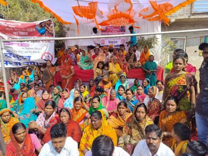 Women of Naigaon Aggressive for Prohibition of Liquor; Indefinite hunger strike blocking Gram Panchayat | नायगावात दारूबंदीसाठी महिला आक्रमक; ग्रामपंचायतीला टाळे ठोकत बेमुदत उपोषण