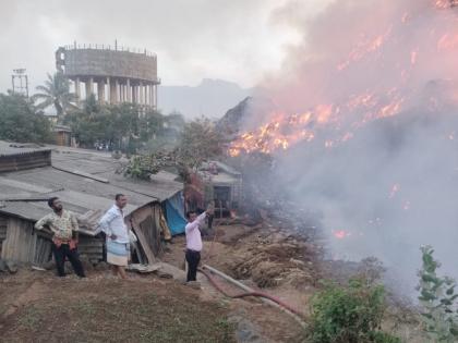 Fire at dumping ground in Ulhasnagar, smoke everywhere, efforts to douse the fire | उल्हासनगरातील डम्पिंग ग्राऊंडला आग, सर्वत्र धुराचे साम्राज्य, आग विझविण्याचे प्रयत्न