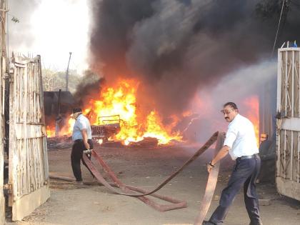 Massive fire at scrap warehouse in Bhiwandi; Vehicles were gutted in the fire, fortunately no casualties were reported | भिवंडीत भंगार गोदामाला भीषण आग; आगीत वाहने जळून खाक, सुदैवाने जीवितहानी टळली