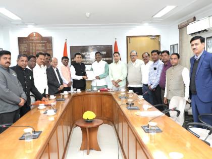 Delegation meets Union Minister Arjun Munda for political reservation for STs! | एसटींना राजकीय आरक्षणासाठी शिष्टमंडळ केंद्रीय मंत्री अर्जुन मुंडा यांना भेटले!