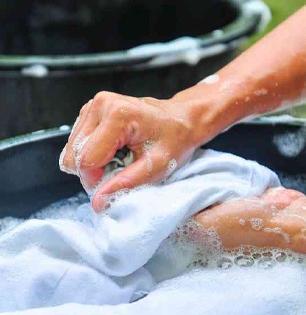 नवीन कपडे धुताना खूप रंग जातो? पाण्यात १ वस्तू घाला, कपडे जुने होईपर्यंत रंग जाणार नाही