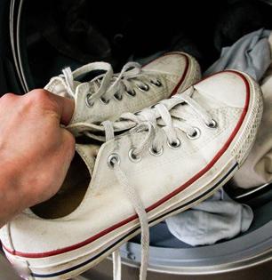 वॉशिंग मशीनमध्ये बूट धुता? ३ गोष्टी अजिबात विसरु नका, महागडे बूट फेकायची येते वेळ