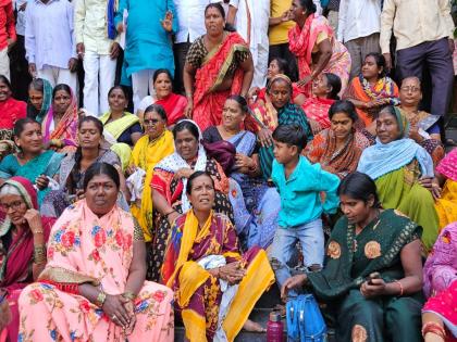 Not getting the benefit of Gharkul Yojana; Residents of Latur's Mahadevnagar slum stand in front of Municipal Corporation | घरकुल योजनेचा लाभ मिळेना; लातूरच्या मोहननगर झोपडपट्टीतील नागरिकांचा मनपासमोर ठिय्या