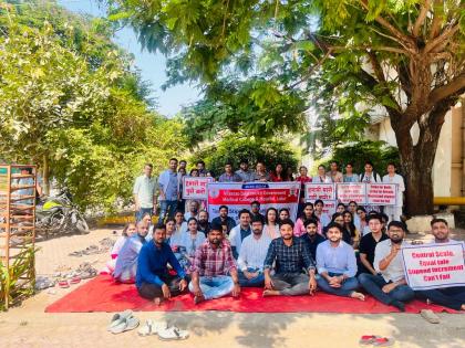 Protest in front of Resident Doctor's office | निवासी डॉक्टरांचे अधिष्ठाता कार्यालयासमोर आंदोलन