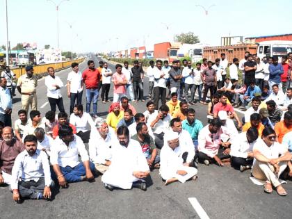 Maratha Reservation Movement, Solapur-Pune highway blocked near Kondi | मराठा आरक्षण आंदोलन, कोंडीजवळ सोलापूर- पुणे महामार्ग अडविला