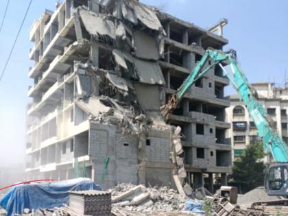 the Municipal Corporation demolished a 7-storey unauthorized building in Kanchangaon in F Ward | अखेर महापालिकेने फ प्रभागात कांचनगाव मधील ७ मजली अनधिकृत इमारत पाडली