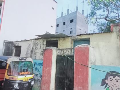 The Urdu school of Latur municipality is filled in a dangerous building! | धोकादायक इमारतीत भरते लातूर मनपाची उर्दू शाळा, पावसाळ्यात प्रत्येक वर्गात शिरते पाणी