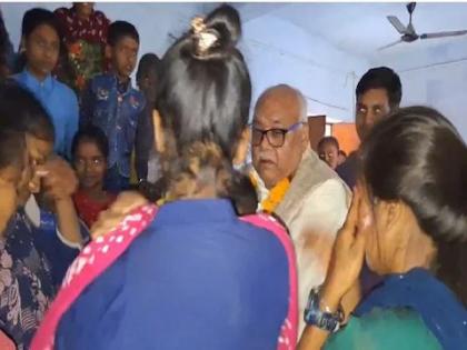 please sir dont go children cried bitterly on farewell of teacher anil kumar hugged students got emotional | "प्लीज सर, जाऊ नका..."; शिक्षकाला निरोप देताना ढसाढसा रडली मुलं, सर्वच झाले भावूक