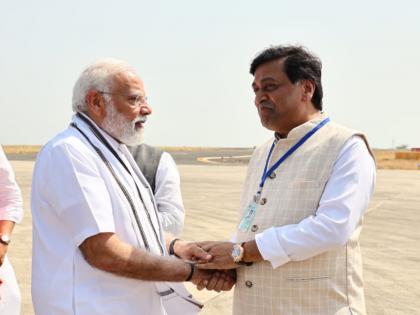 Prime Minister Narendra Modi to Chennai via Nanded; MP Chavan met for the first time after joining BJP | पंतप्रधान नांदेडमार्गे चेन्नईला; नरेंद्र मोदींची विमानतळावरच अशोक चव्हाणांनी घेतली भेट