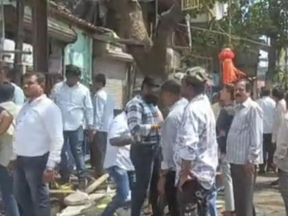 In Ulhasnagar, Powai Chowk road widening action by demolishing 10 to 12 houses | उल्हासनगरात पवई चौक रस्ता रुंदीकरणात १० ते १२ घरावर तोडून कारवाई