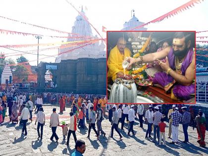 Devotees chanting 'Har Har Mahadev' took darshan of Nagnath | 'हर हर महादेव' च्या जयघोषात भाविकांनी घेतले नागनाथाचे दर्शन