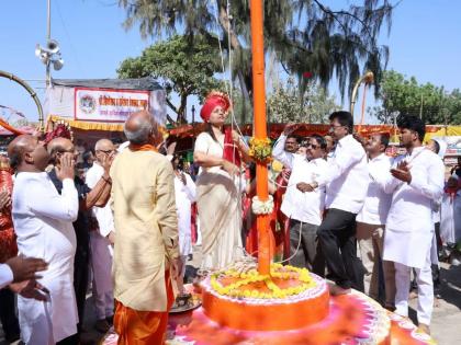 The gramdevata Shri Siddheshwar Devalaya resounded with the chant of 'Har Har Mahadev'; Alot started the yatra in rush | 'हर हर महादेव'च्या जयघोषाने ग्रामदैवत श्री सिद्धेश्वर देवालय दुमदुमले; अलोट गर्दीत यात्रेस प्रारंभ