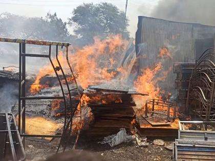 Patoda furniture godown gutted by fire, loss of lakhs | पाटोद्यात फर्निचर गोडाऊन आगीच्या भक्षस्थानी, लाखोंचे नुकसान