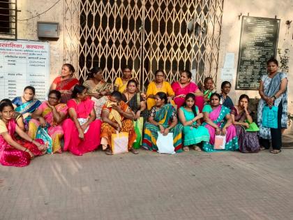 Women's strike at KDMC's J Ward office, single crowd for sewing machines | केडीएमसीच्या जे प्रभाग कार्यालयावर महिलांची धडक, शिलाई मशीन आणि घरघंटी करीता एकच गर्दी