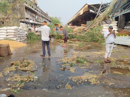 Half an hour untimely rain blew the grains in nagpur | अर्धा तासाच्या अवकाळी पावसाने उडविली दाणादाण