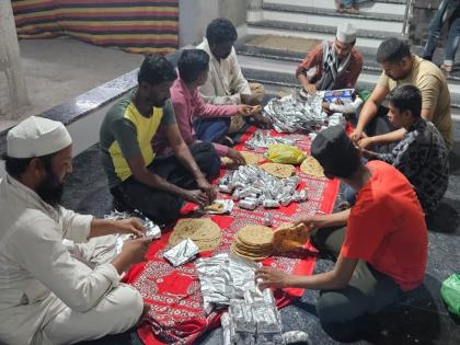 blessing during Ramajan; 800 people are given door-to-door tiffin for the morning Saher | रमजानमध्ये पुण्याईसाठी धडपडणारी पोरं; पहाटे सहेरसाठी ८०० जणांना देतात घरपोच डबा