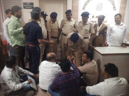 Remove the officers who have completed one year of service, protest was held in front of Ulhasnagar Municipal Commissioner office | वर्ष पूर्ण सेवा झालेल्या अधिकाऱ्यांना हटवा, उल्हासनगर महापालिका आयुक्त कार्यालयासमोर ठिय्या आंदोलन