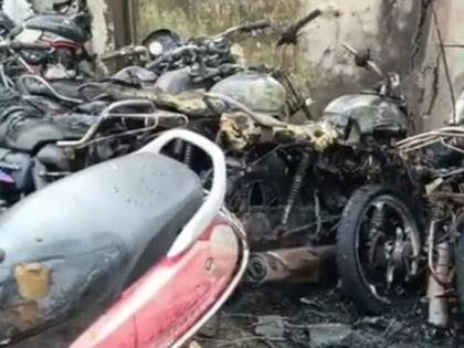 Seized motorcycle in Vitthalwadi police station caught fire, 30 to 35 motorcycles got burnt | विठ्ठलवाडी पोलीस ठाण्यातील जप्त मोटरसायकलला आग, ३० ते ३५ मोटरसायकल जळून खाक