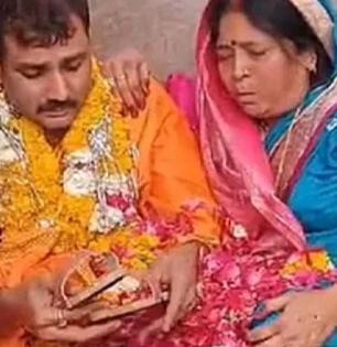 ‘त्याने’ शब्दश: कातड्याचे जोडे करुन आईच्या पायात घातले! वाचा एका मुलाची व्हायरल गोष्ट