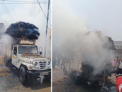 Already drought, lack of fodder, touching the cable causing sparks and fire to vehicle | आधीच दुष्काळाच्या झळा चारा मिळेना; त्यात तारेला स्पर्श, स्पार्क होऊन वाहनभर कडबा खाक