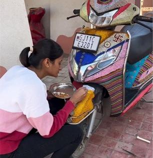 मोती- कुंदन लावून सजवली तिनं टू व्हिलर, पाहा डिझायनर दुचाकीचा व्हायरल व्हिडिओ