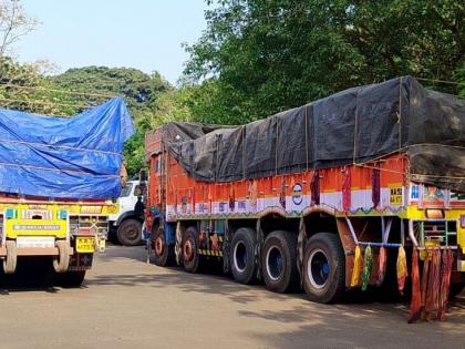 Transportation of bauxite-like sawdust, two trucks seized at Malewad | बॉक्साइट सदृश्य चिऱ्याच्या भुकटीची वाहतूक, मळेवाड येथे दोन ट्रक ताब्यात