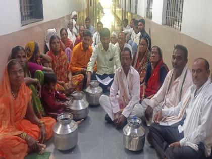 Sir, no tanker; solve the water problem permanently; Khairkheda villagers thiyaa in ZP Hingoli | साहेब, टँकर नको; पाणीप्रश्न कायमस्वरूपी सोडवा; खैरखेडा ग्रामस्थांचा झेडपीत ठिय्या