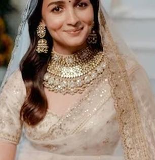 लग्नात डिझायनर महागडे लेहेंगे टाळणाऱ्या ७ बॉलीवूड अभिनेत्री, पाहा नवरी अशी नटली की..
