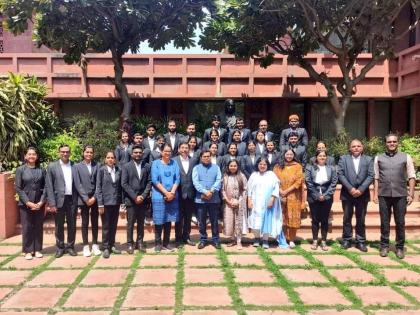 Students took information on Lok Sabha Secretariat, study tour to Delhi | विद्यार्थ्यांनी घेतली लोकसभा सचिवालयाची माहिती, दिल्ली येथे अभ्यास दौरा