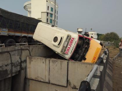 Youth fell from fifteen feet high old Puna Naka bridge, two were treated in hospital | १५ फूट उंच जुना पुना नाका पुलावरुन तरुण कोसळला, दोघांवर रुग्णालात उपचार