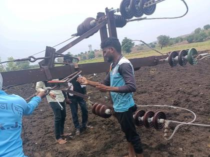 storm its Mahavitaran 20 electricity poles uprooted in a week | अवकाळीच्या तडाख्यात महावितरण गार; आठवड्यात विजेचे २० खांब जमीनदोस्त