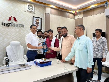 It rains for an hour, the lights go out all night... Prahar gives a lantern to the Maha Vitaran officers! | पाऊस येतो तासभर, बत्ती गुल होते रात्रभर... प्रहारकडून महावितरण अधिकाऱ्यांना कंदील भेट!