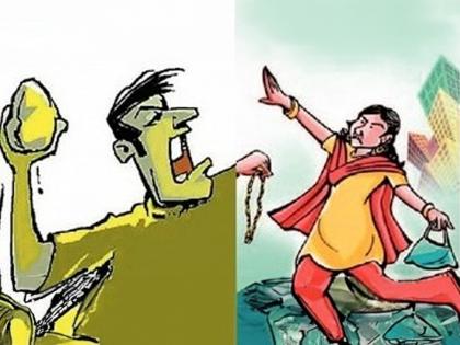 They threatened to pelt her with stones and snatched the woman's jewelery along with her mobile phone | दगड उगारून मारण्याची धमकी अन् मोबाईलसह महिलेचे दागिने हिसकावले