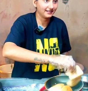 पाकिस्तानी खवय्यांना वडापावची भुरळ! कराचीमधली तरुणी विकते इंडिअन स्ट्रीट फूड, नेटकरी म्हणाले..