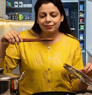 उन्हाळ्यात स्वयंपाकासाठी ओट्याजवळ उभं राहताच घामाघूम होता? ५ सोपे उपाय-मुळीच घाम येणार नाही
