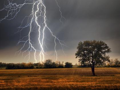 Take these precautions to avoid lightning in rainy season | पावसाळा आला, विजांपासून वाचण्यासाठी खबरदारी घ्या