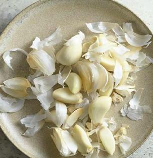 ५ मिनिटांत भरपूर लसूण सोलण्याच्या ५ ट्रिक्स, लसूण सोलण्याचं किचकट काम होईल सोप