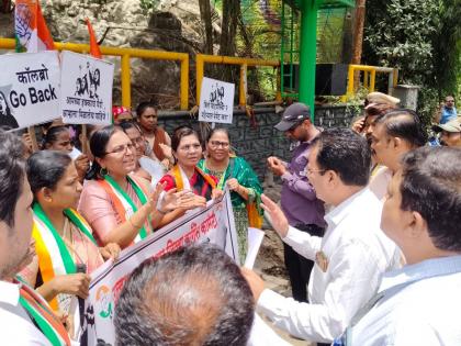 Ulhasnagar Municipal Tax Receipt Distribution Case, Women's Dharna Movement | उल्हासनगर महापालिका टॅक्स पावती वाटप प्रकरण, महिलांचे धरणे आंदोलन