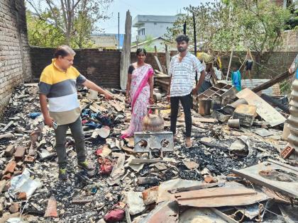 Cylinder explosion after fire, house becomes ash | आगीनंतर सिलिंडरचा स्फोट, घर बेचिराख