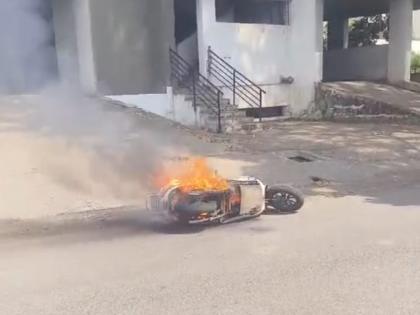 A running e-bike caught fire near the hockey stadium in kolhapur | हॉकी स्टेडियमजवळ धावती ई-बाईक पेटली